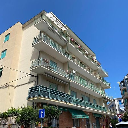 Il Mare In Piazza Apartment Албисола Супериоре Екстериор снимка